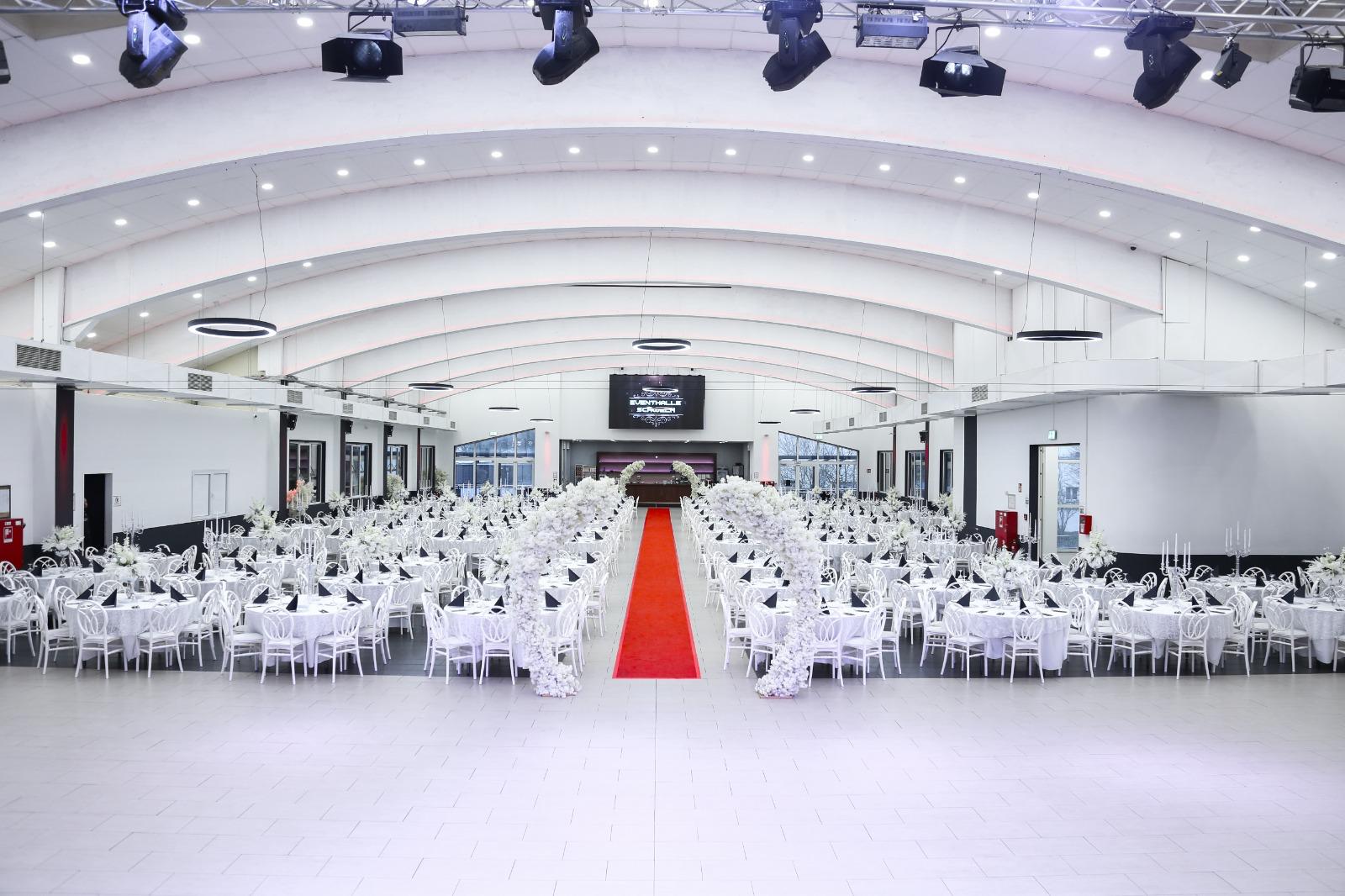 Festlich dekorierte Eventhalle für Hochzeiten