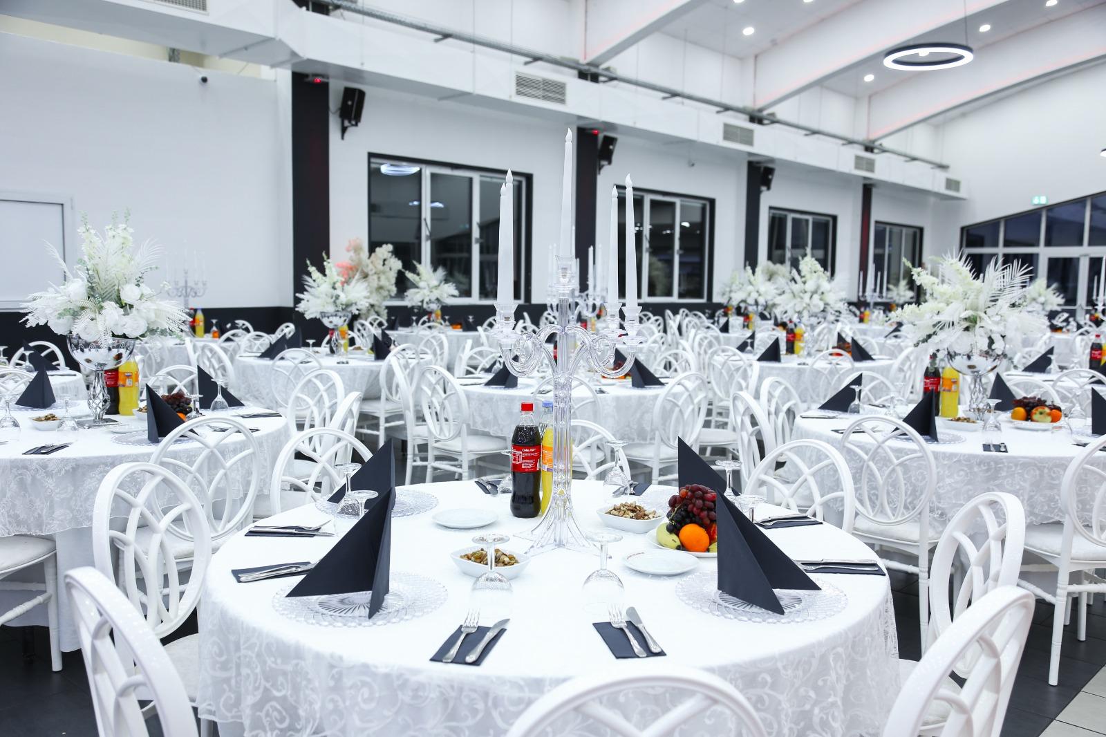 Eventhalle Schwelm gedeckte Tische